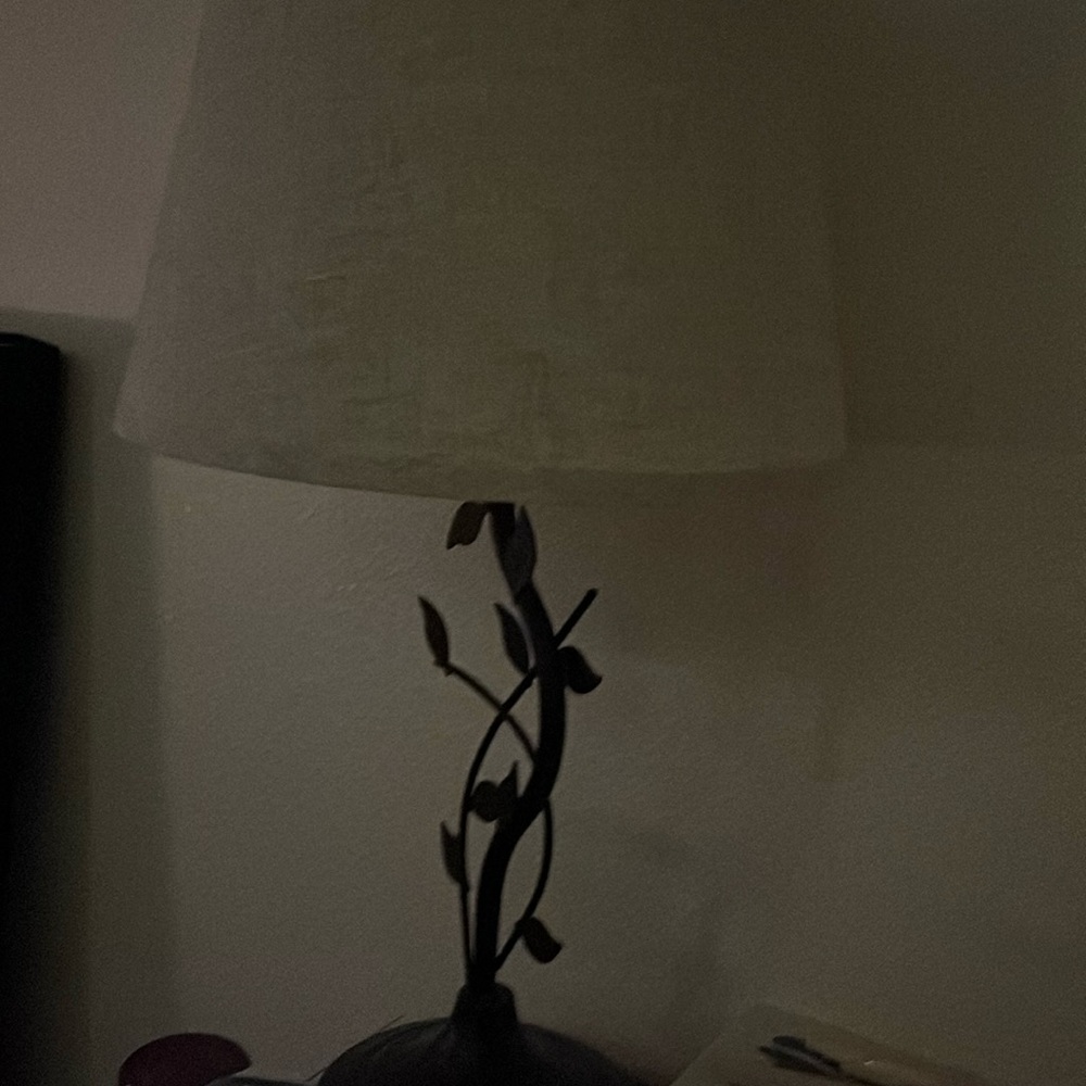 Lamp, brand new, with usb ports and powerful lighting. Removable lampshade.